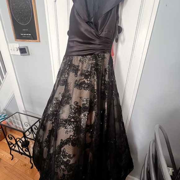 Jovoni Gown - Picture 2 of 4